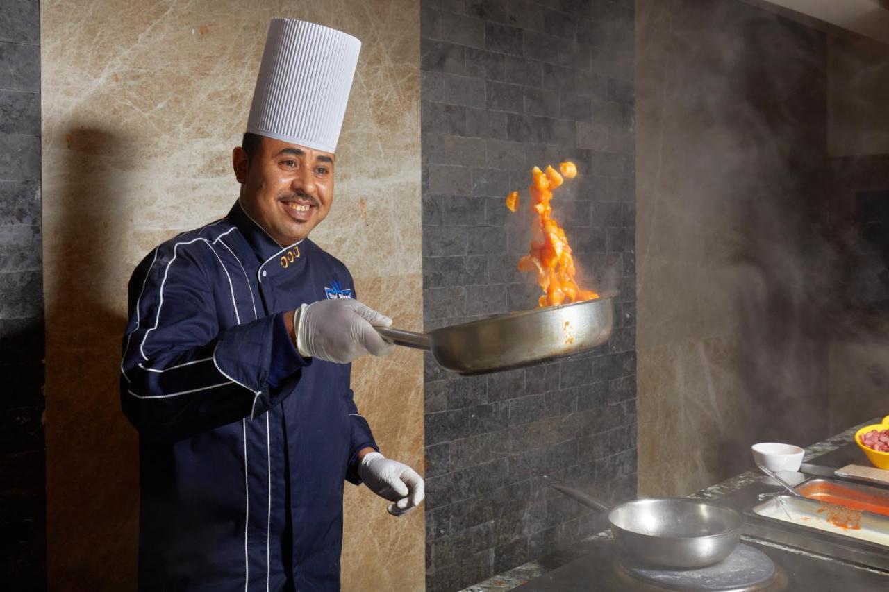 Bellagio Beach Resort & Spa Hurghada Exterior photo Chef cooking with a wok